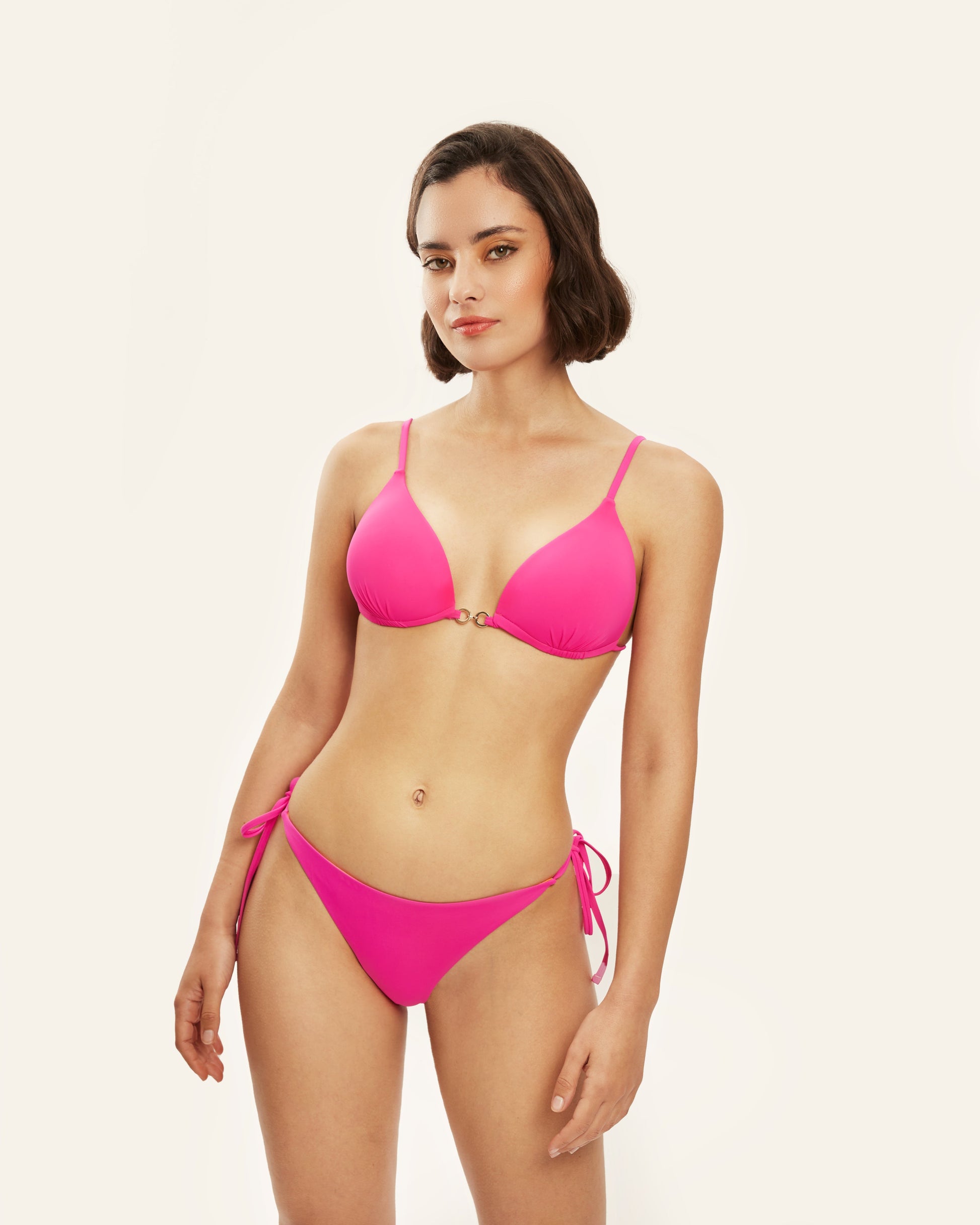 Bikini de dos piezas en vibrante color fucsia con detalles metálicos y ajuste personalizable