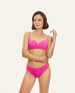 Bikini de dos piezas en color fucsia con top cruzado y braguita clásica