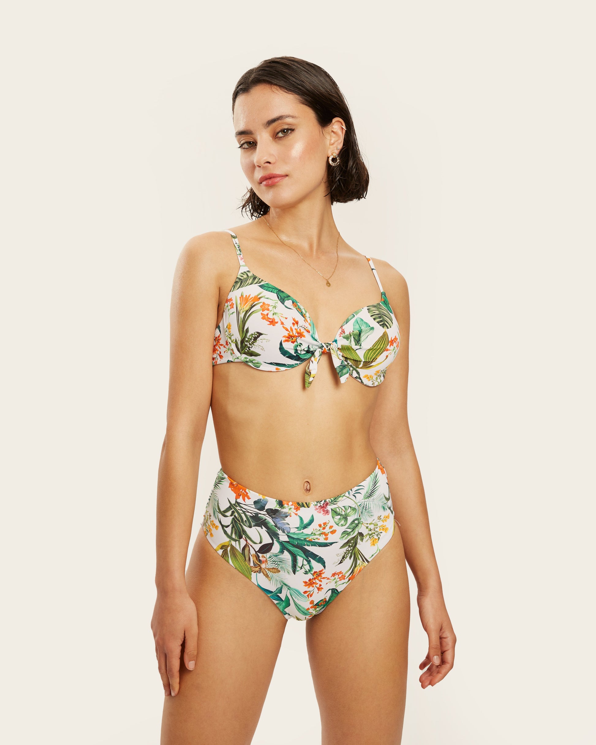 Bikini de dos piezas con estampado tropical y braguita de tiro alto