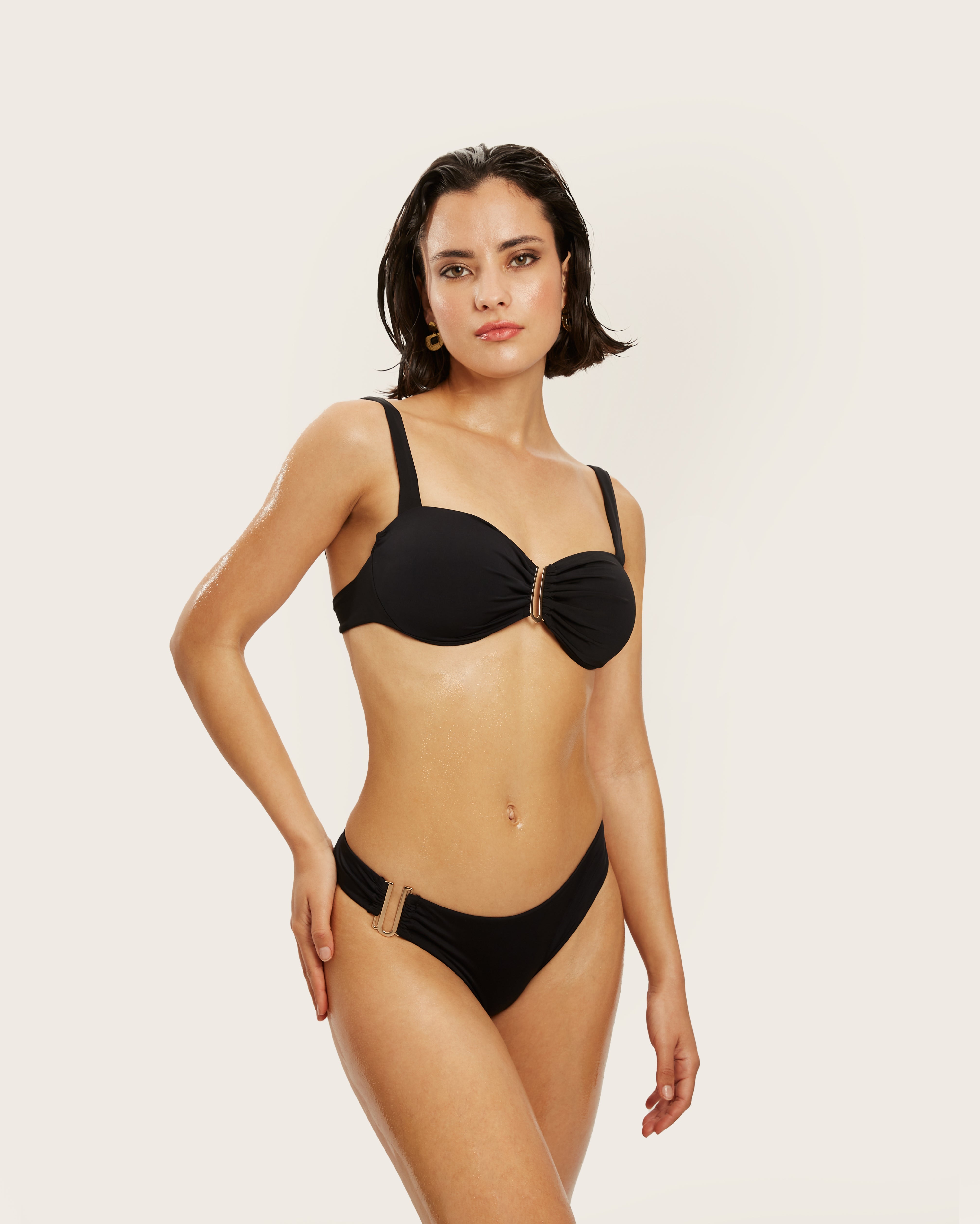 Bikini de dos piezas en negro con top bandeau y detalles de hebillas doradas