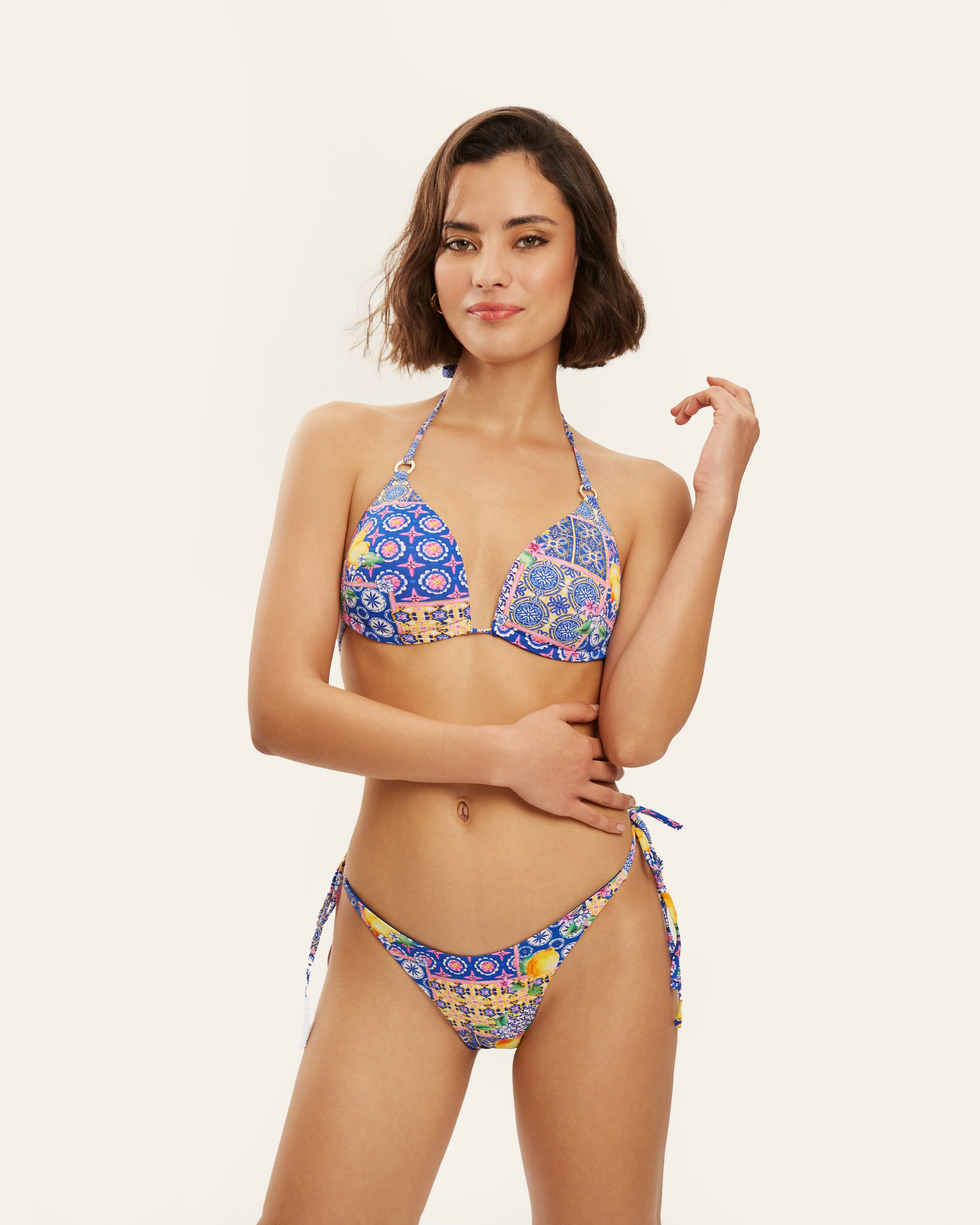 Bikini de dos piezas con estampado azulejo multicolor y detalles vibrantes