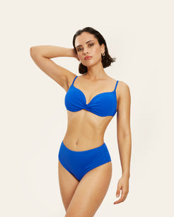 Bikini de dos piezas en azul eléctrico con top cruzado y braguita de talle alto. Elegante