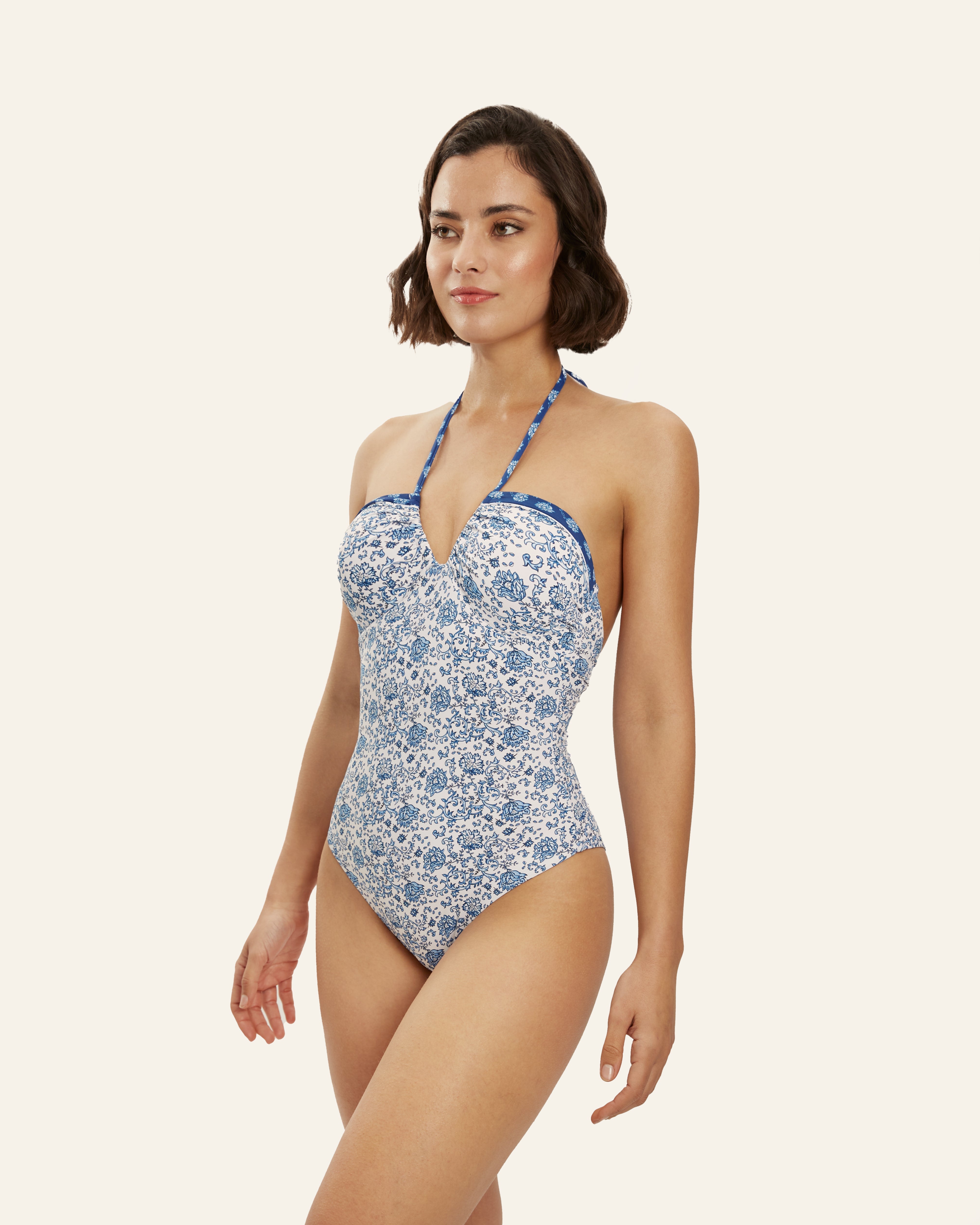 Bañador floral azul y blanco con escote halter