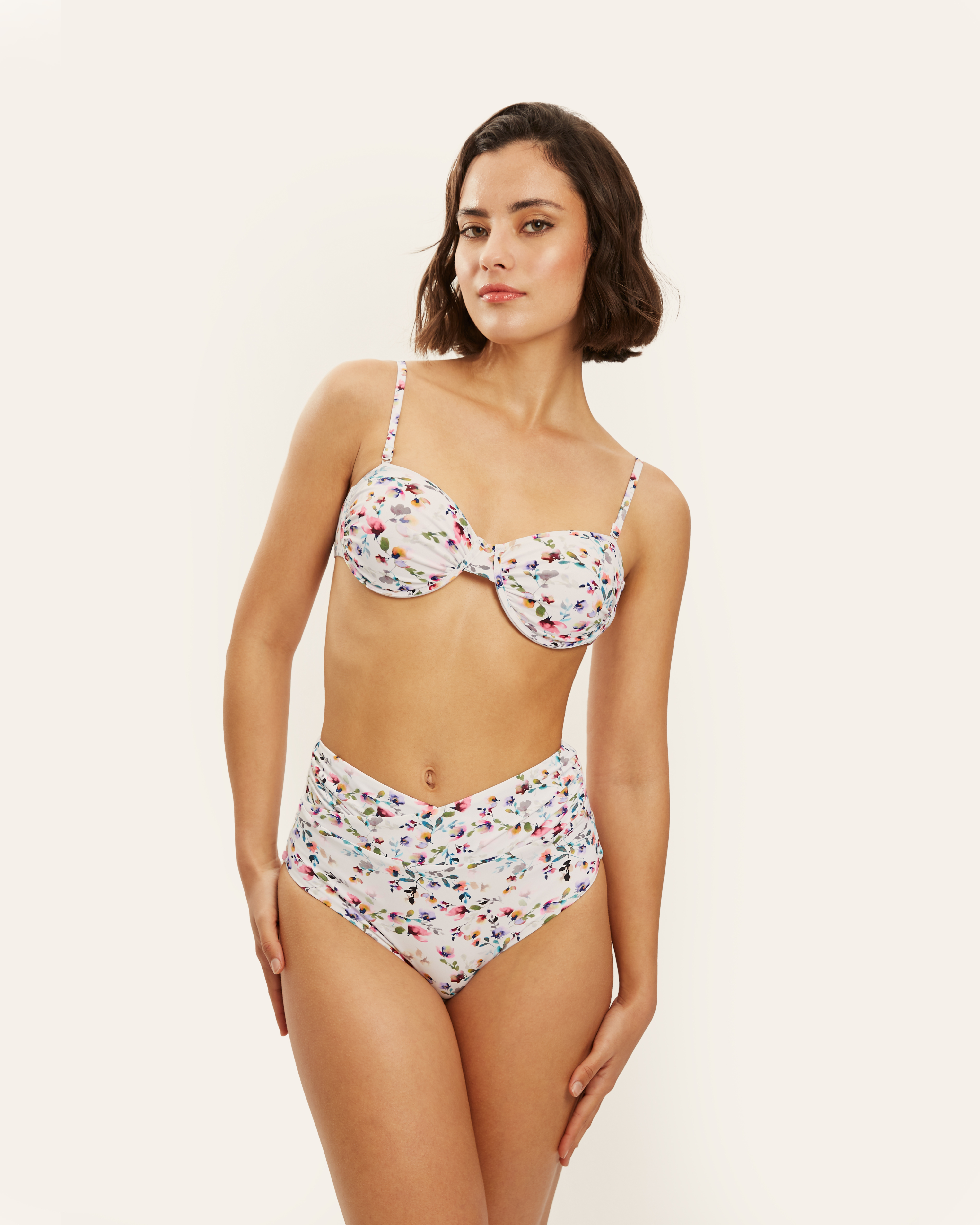 Bikini floral en base blanca con top de copas preformadas y braguita de tiro alto